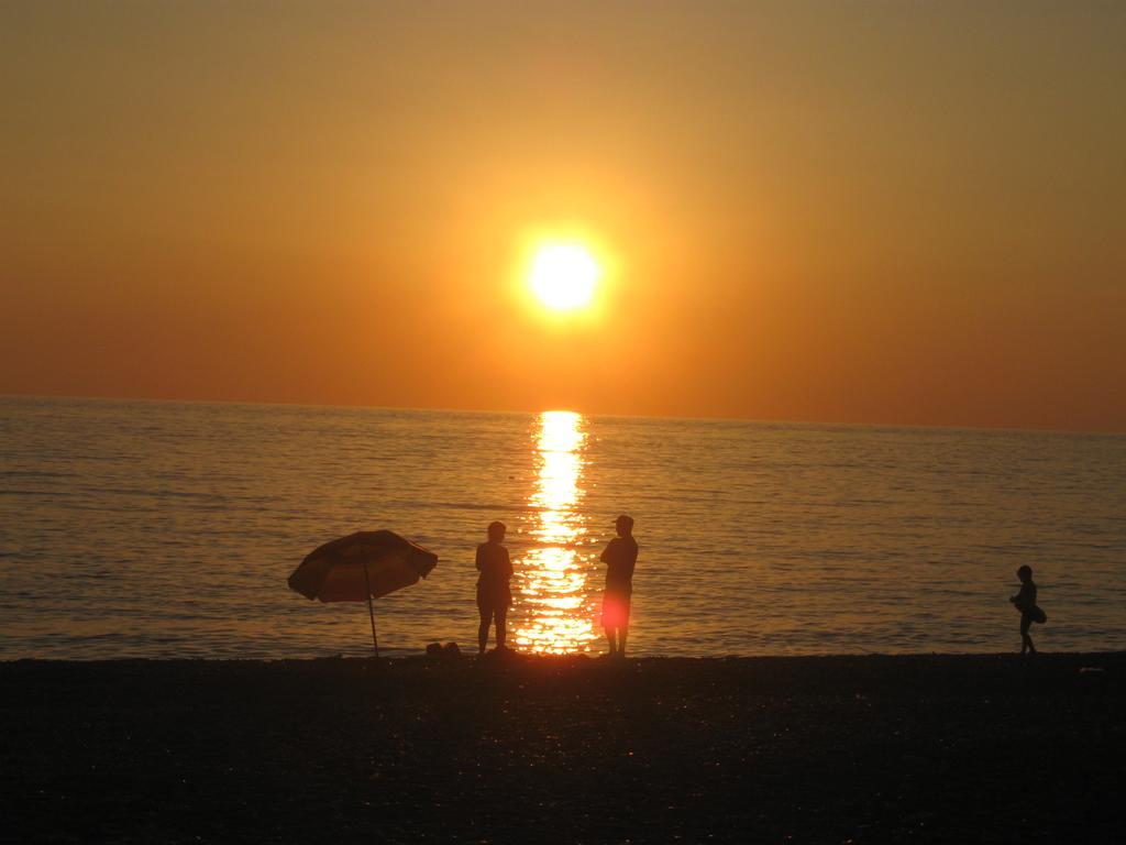 House By The Sea Hotel Kobuleti Bagian luar foto